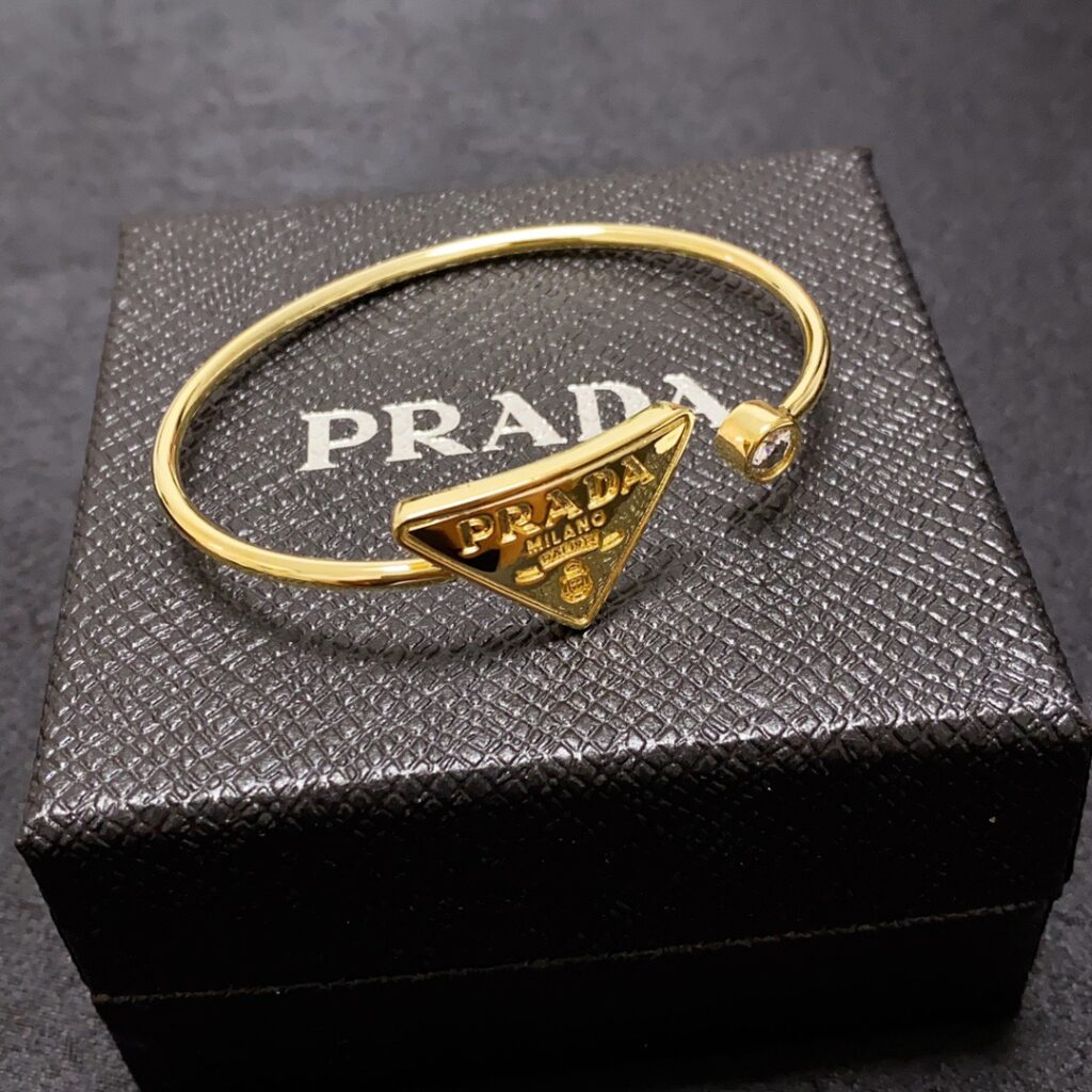 プラダ「Prada」プラダ トライアングルロゴ ラージダイヤモンド ヴィンテージゴールド ブレスレット