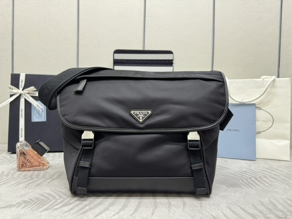 プラダ「Prada」 Re-Nylon® メッセンジャーバッグ