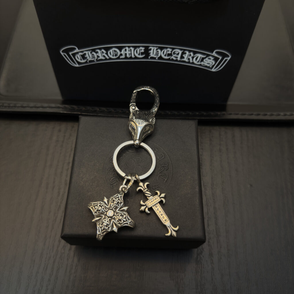 クロムハーツ「Chrome Hearts」クロスペンダントキーホルダー - 精巧なハンドメイド、アンティークシルバー彫刻、ヴィンテージパンクスタイル