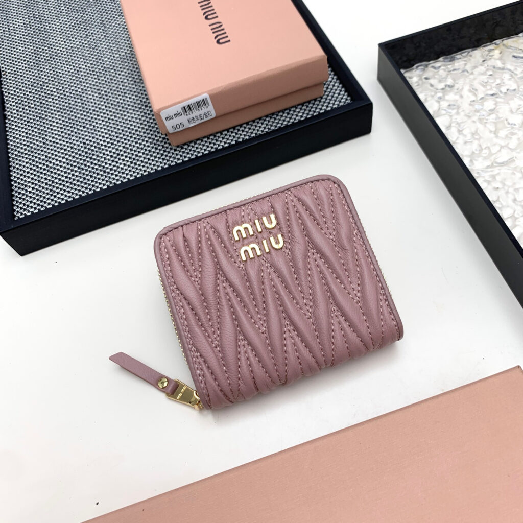 ミュウミュウ「Miu Miu」マテラッセレザー ジップアラウンド財布