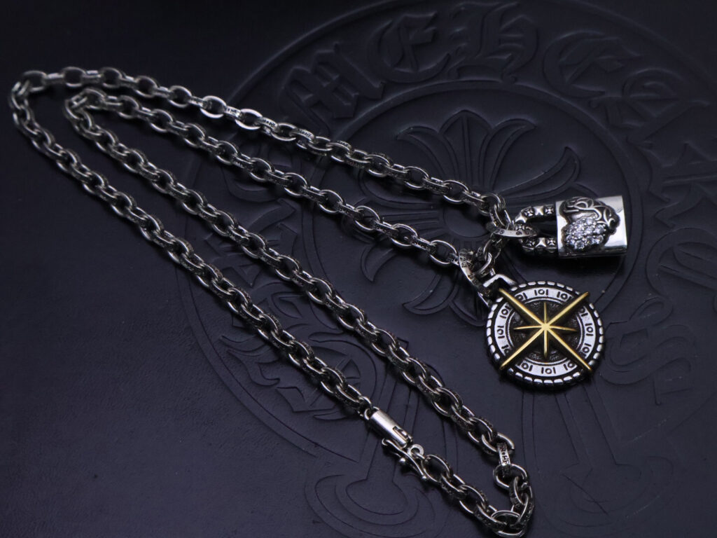 クロムハーツ「Chrome Hearts」のクラシックネックレス - 日常に上品なアクセントを添えるユニセックスモデル