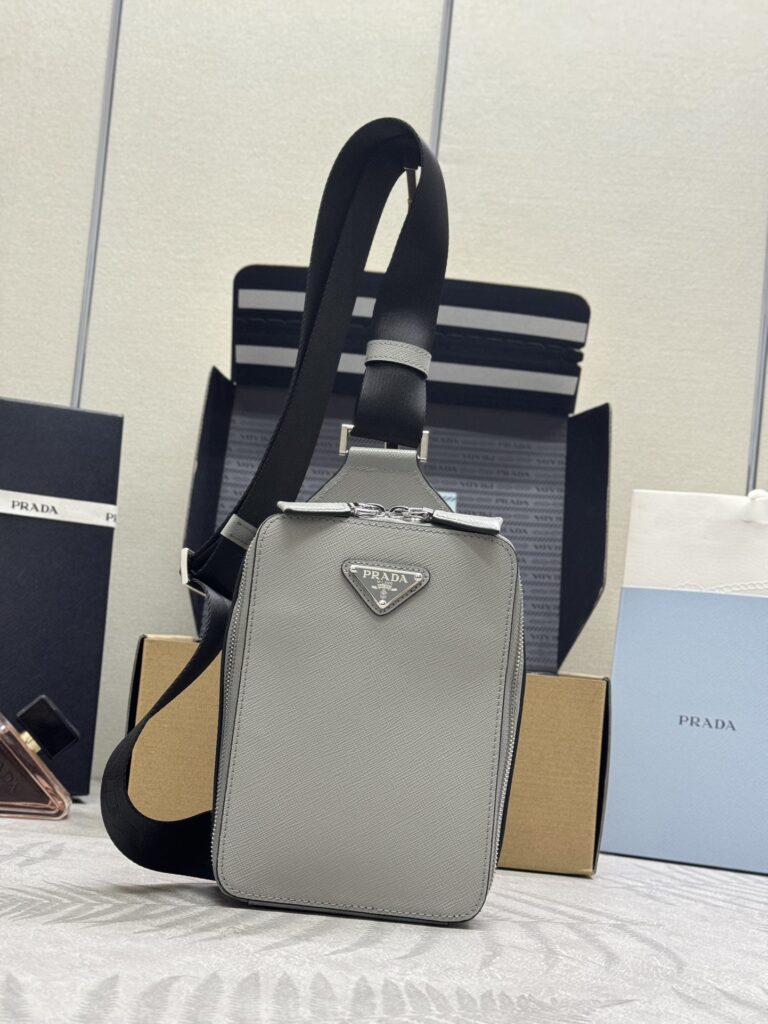 プラダ「Prada」クロスグレインレザー チェストバッグ
