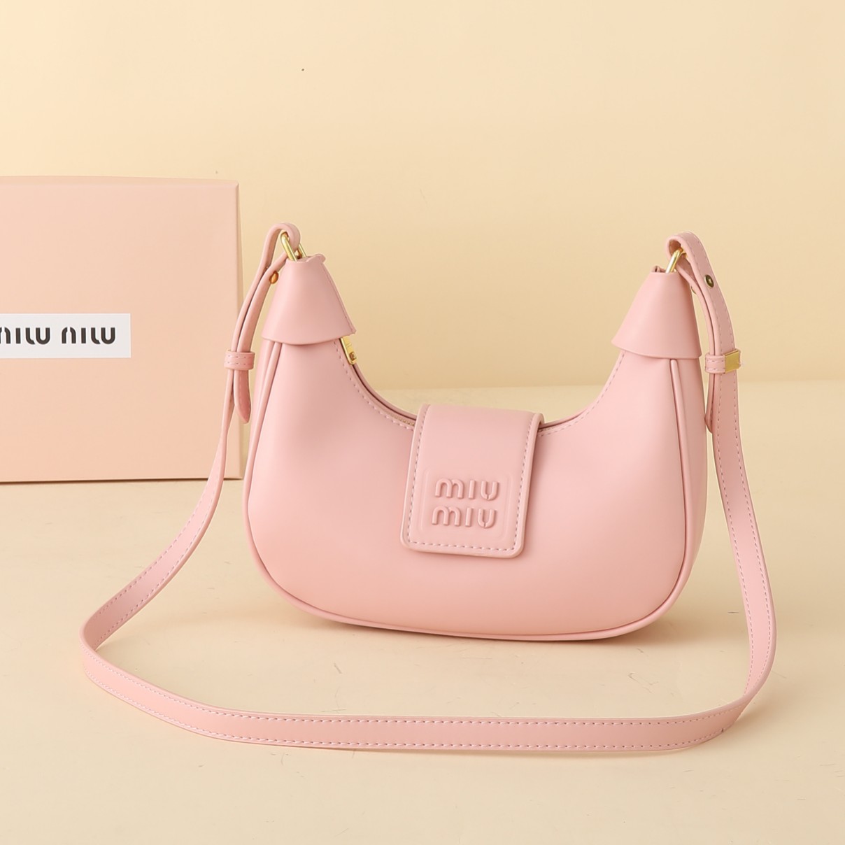ミュウミュウ アバンチュール 三日月 レザーバッグ「Aventure Bag」