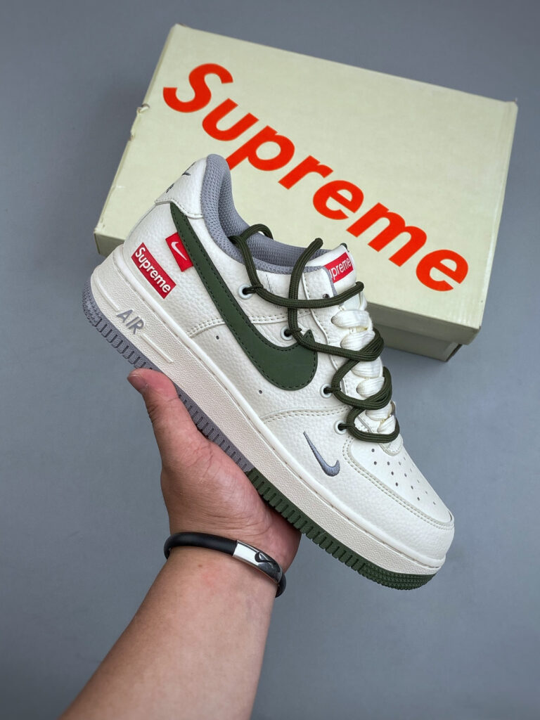ナイキ エア フォース 1 トレンドスニーカー「Supreme 限定コラボモデル」
