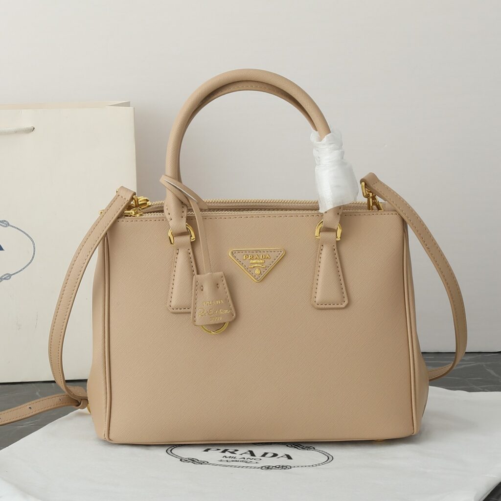 プラダ ガレリア ミディアム ソフトグレインレザー バッグ 「Galleria Bag」