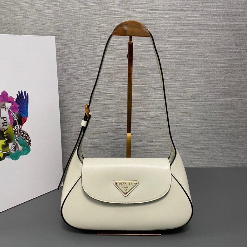 プラダ「Prada」ムーン 2025 アンダーアームバッグ