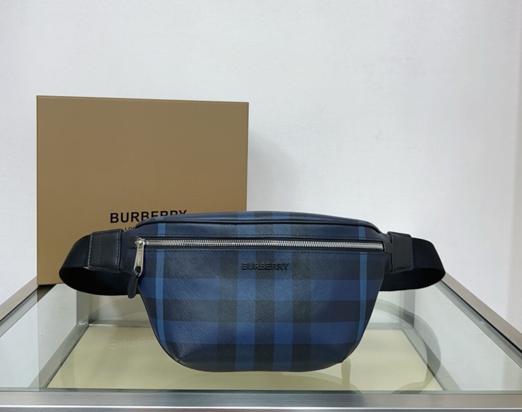 バーバリー「Burberry」深い青色トレンチ ウエストバッグ