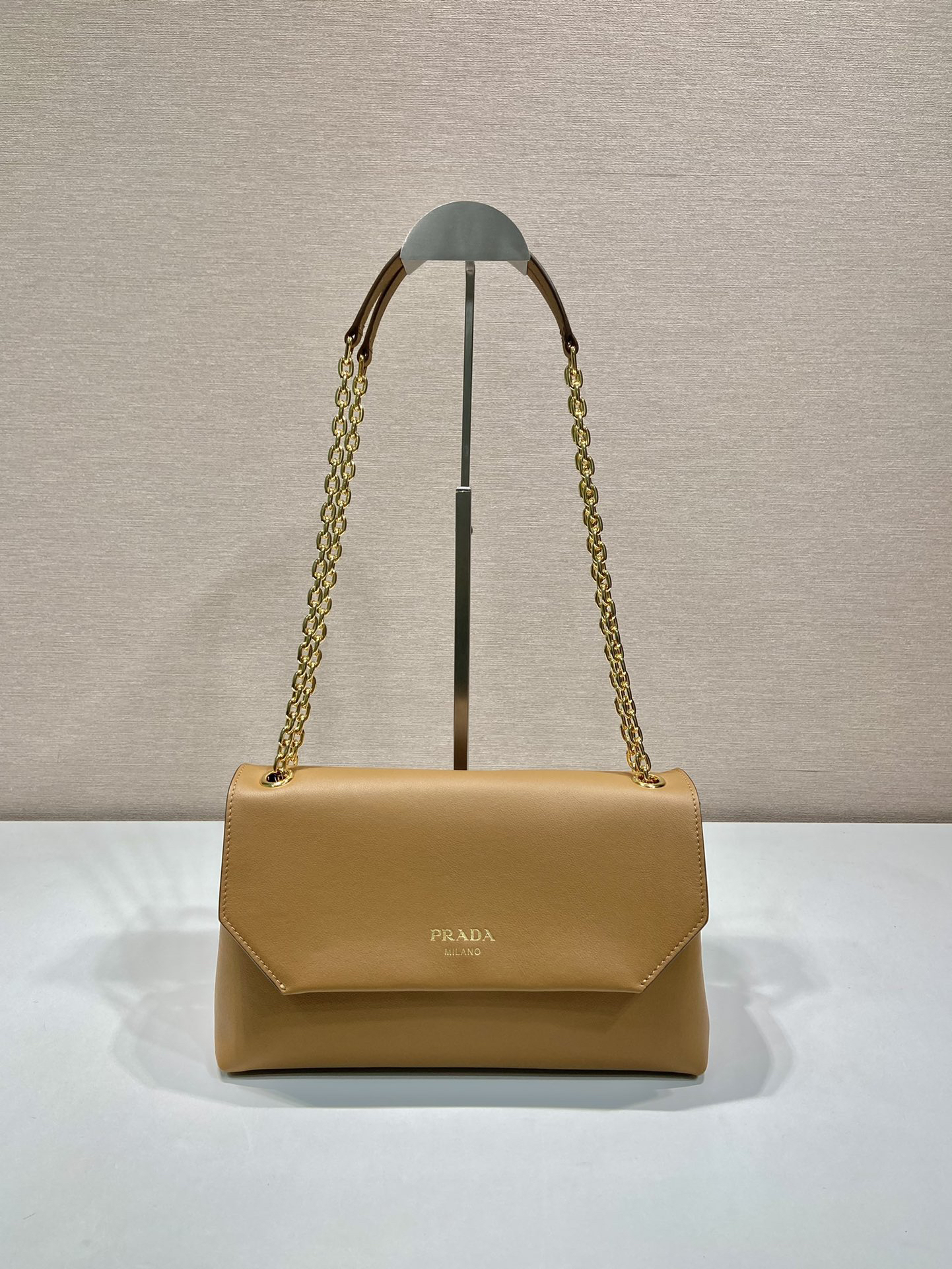 プラダ「Prada」ナッパレザーショルダーバッグ
