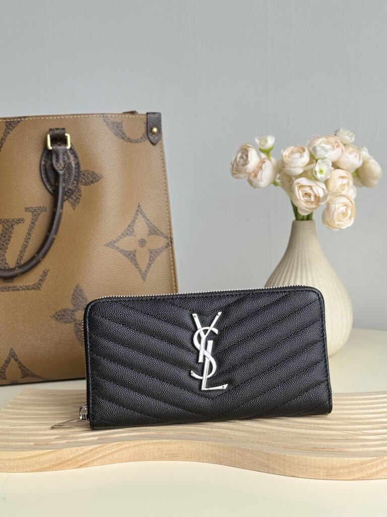 サンローラン「Saint Laurent」モノグラム・サンローラン フルジップウォレット（グレインパウダーテクスチャー キルティングレザー）