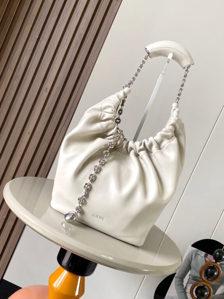 ロエベ「Loewe」小サイズ ナパレザー Squeeze ハンドバッグ