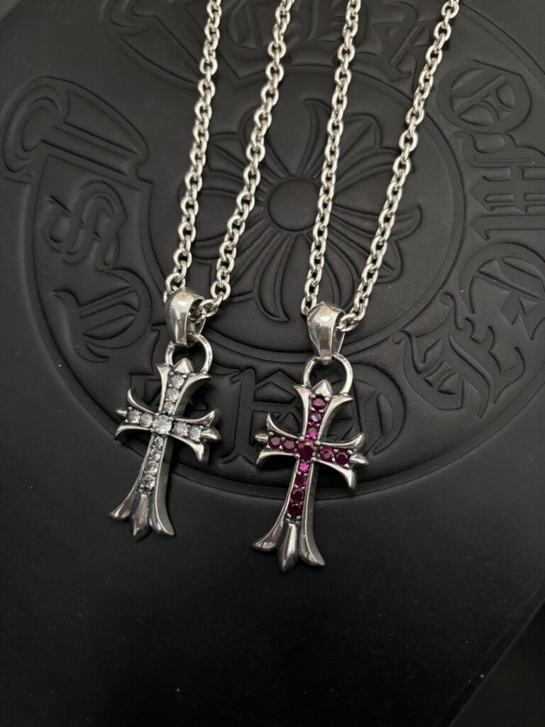 クロムハーツ「Chrome Hearts」のクラシックネックレス - 日常に上品なアクセントを添えるユニセックスモデル