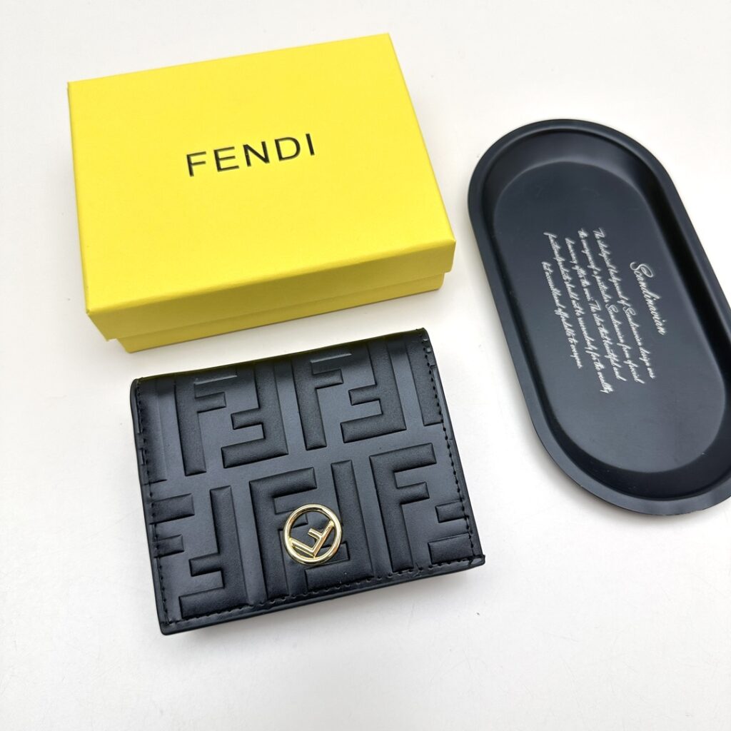 フェンディ「Fendi」高級エンボス牛革の大きな イタリア製財布