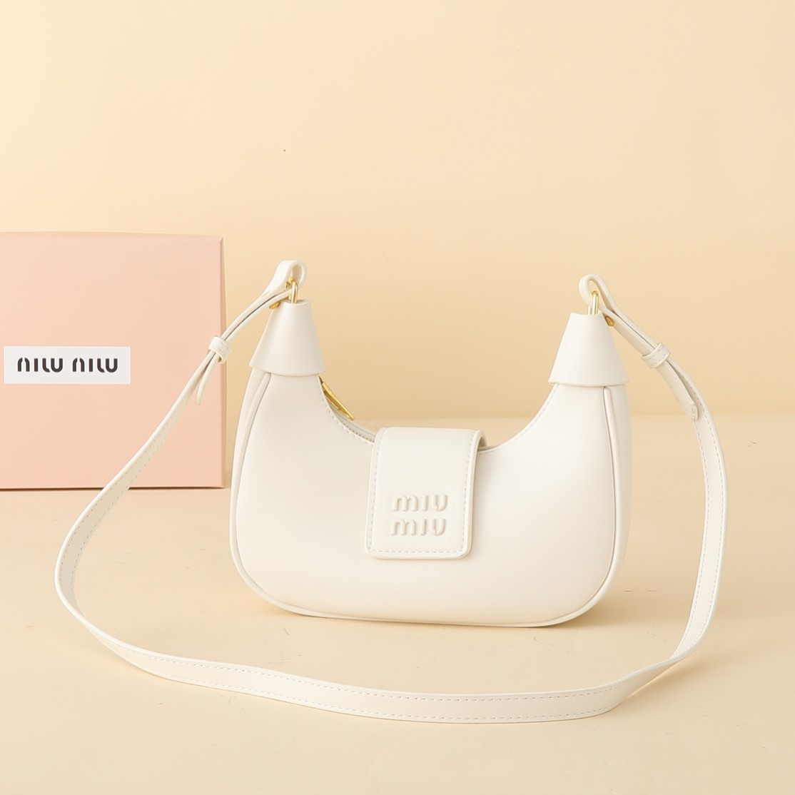 ミュウミュウ アバンチュール 三日月 レザーバッグ「Aventure Bag」