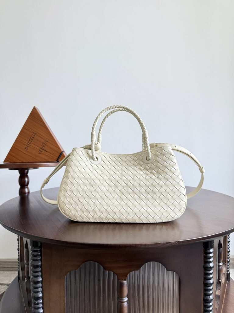 ボッテガ・ヴェネタ「Bottega Veneta」Basket ショルダーバッグ