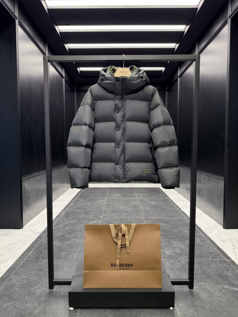 バーバリー「Burberry」クラシックウールチェックカラーナイロンダウンジャケット