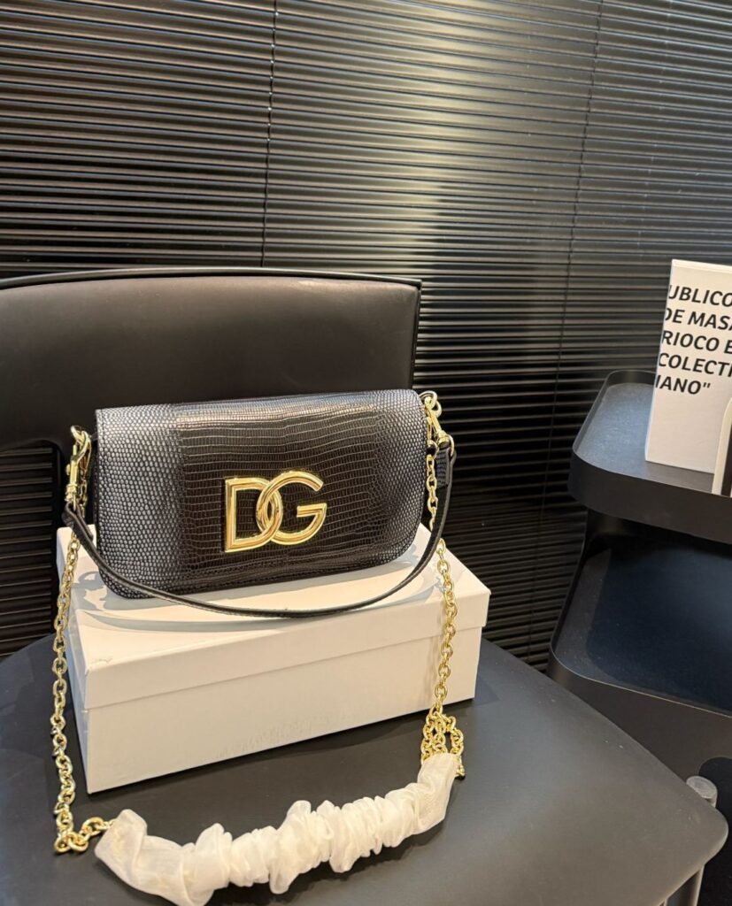 ドルチェ・アンド・ガッバーナ「D&G」チェーンストラップ ミニバッグ