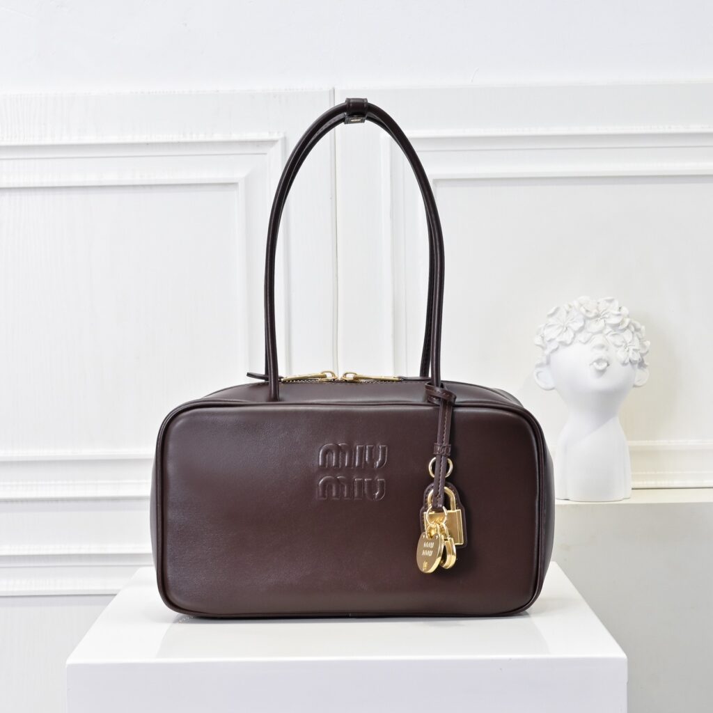 ミュウミュウ ボー レザー ミディアムバッグ「Beau Bag」