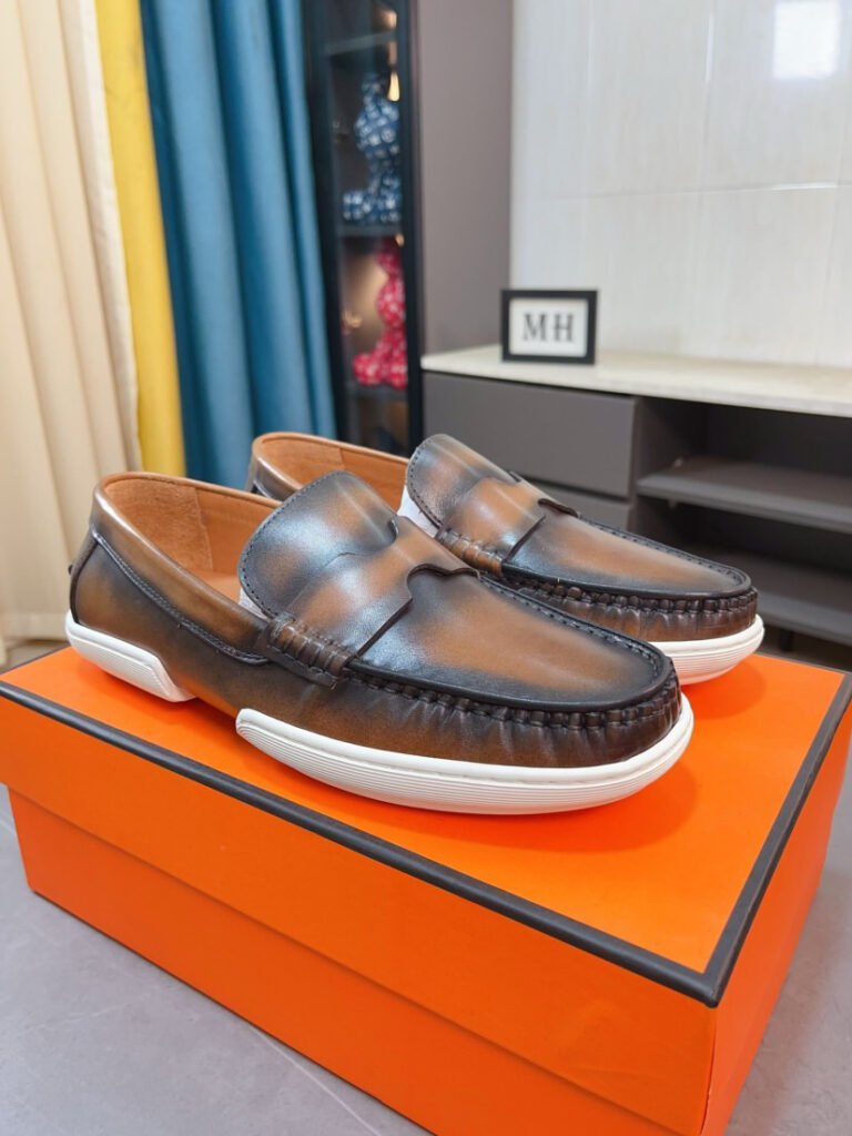 エルメス［Hermès］ おしゃれなペアスニーカー