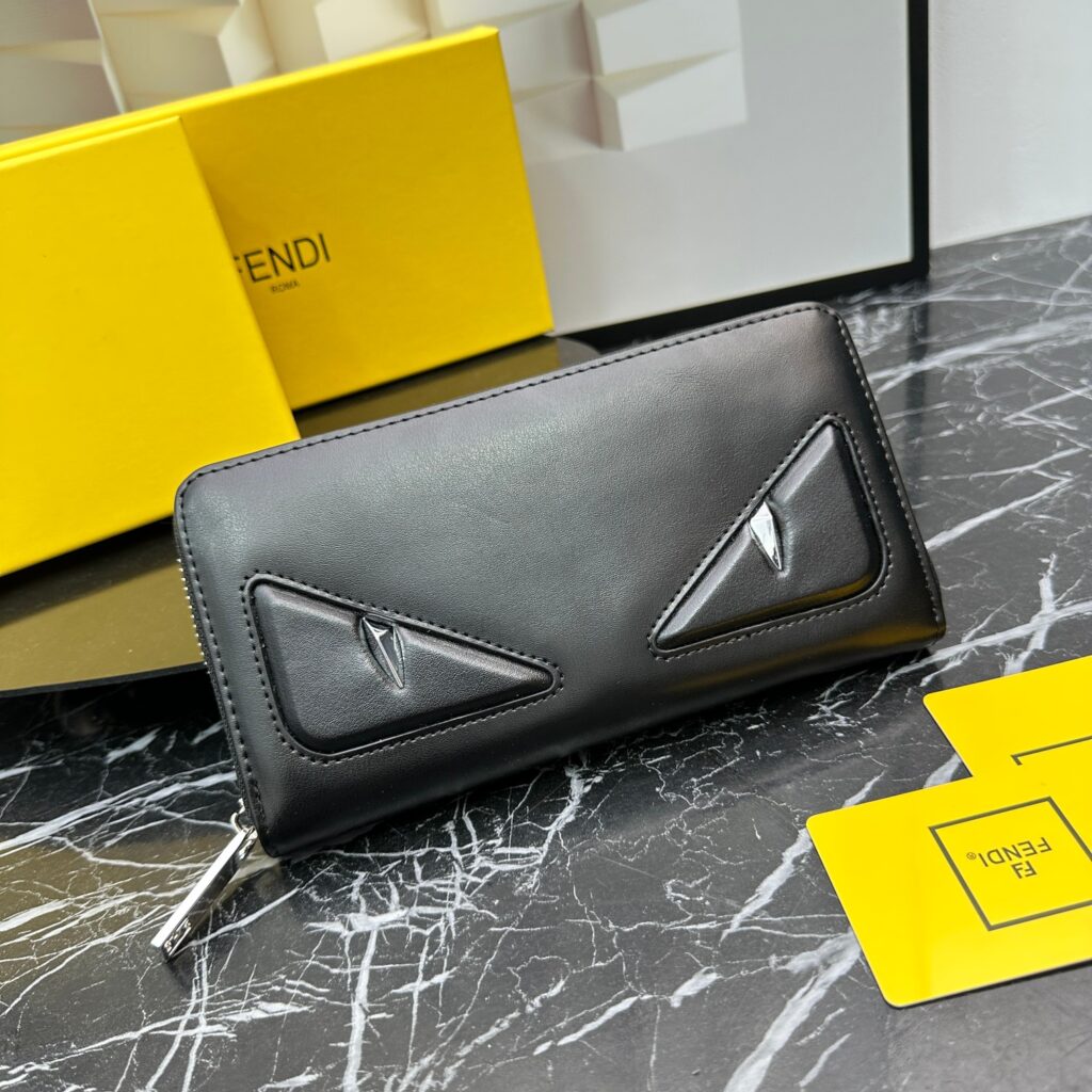 フェンディ「Fendi」高級エンボス牛革の大きな イタリア製財布