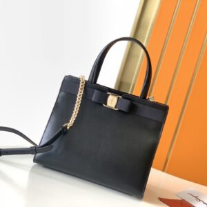 フェラガモ「Ferragamo」トリフォリオ ショルダーバッグ