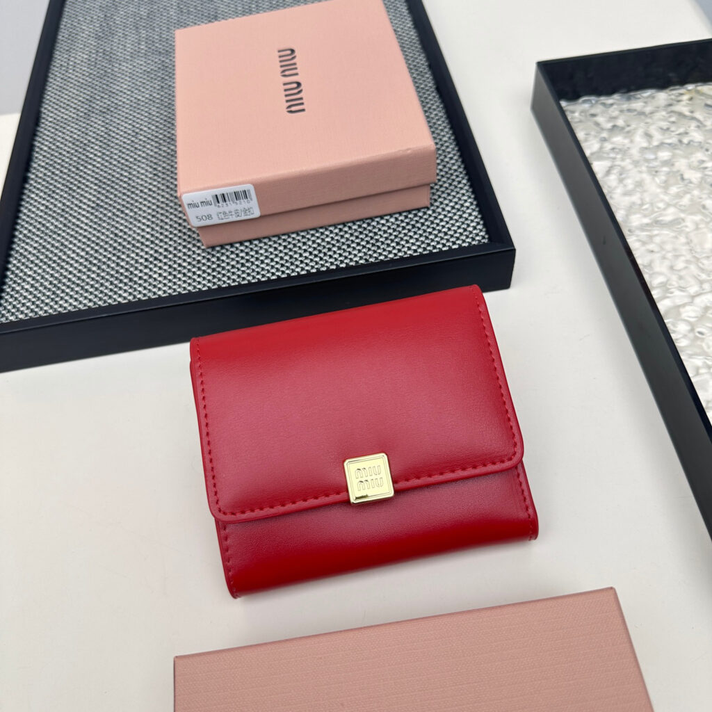 ミュウミュウ「Miu Miu」トライフォールドミニウォレット