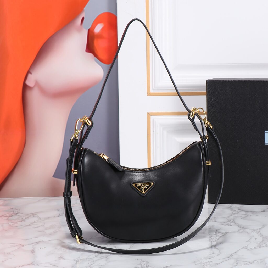 プラダ「Prada」ムーン ショルダーバッグ