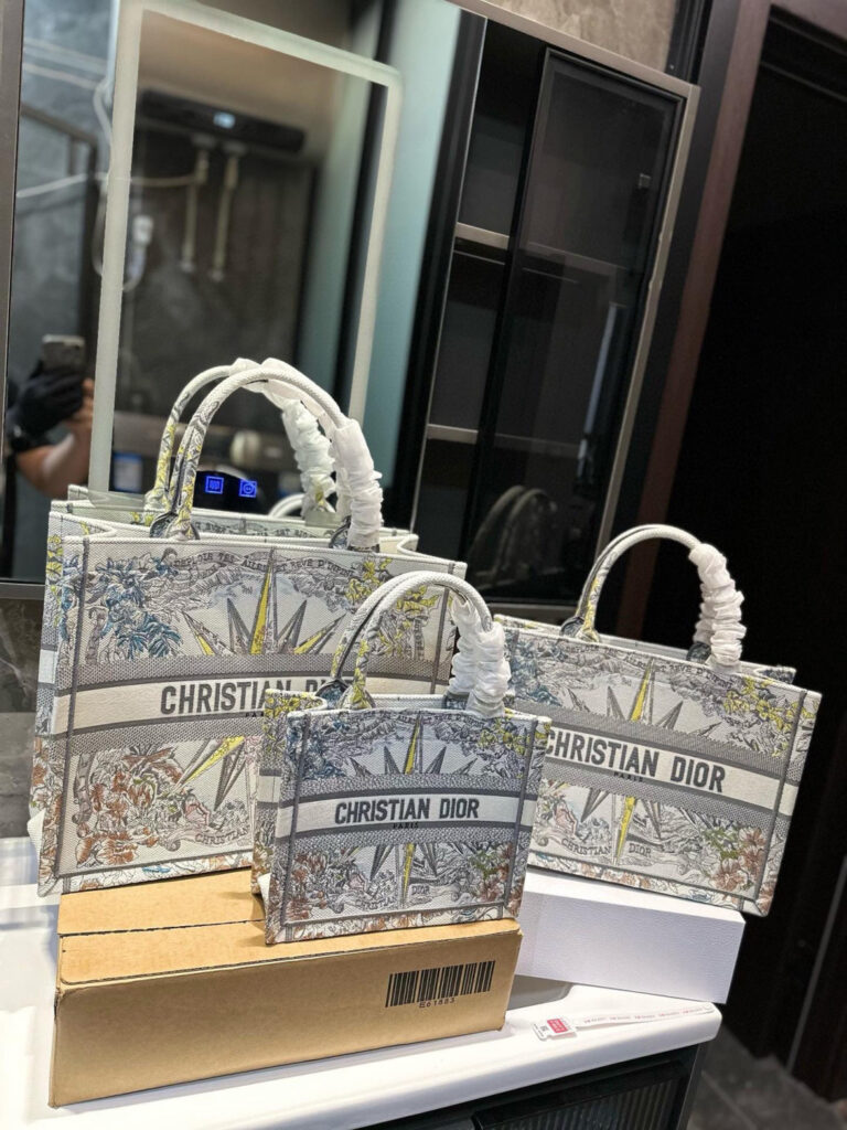 ディオール「Dior」 Book Tote バッグ スモール、ミディアム、ラージの3つのサイズ