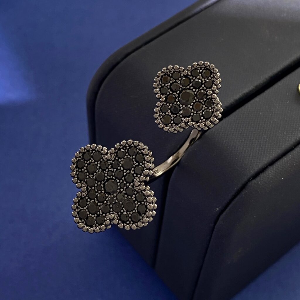 ヴァン クリーフ&アーペル「Van Cleef & Arpels」ブラックダイヤモンド ダブルフラワー オープンリング