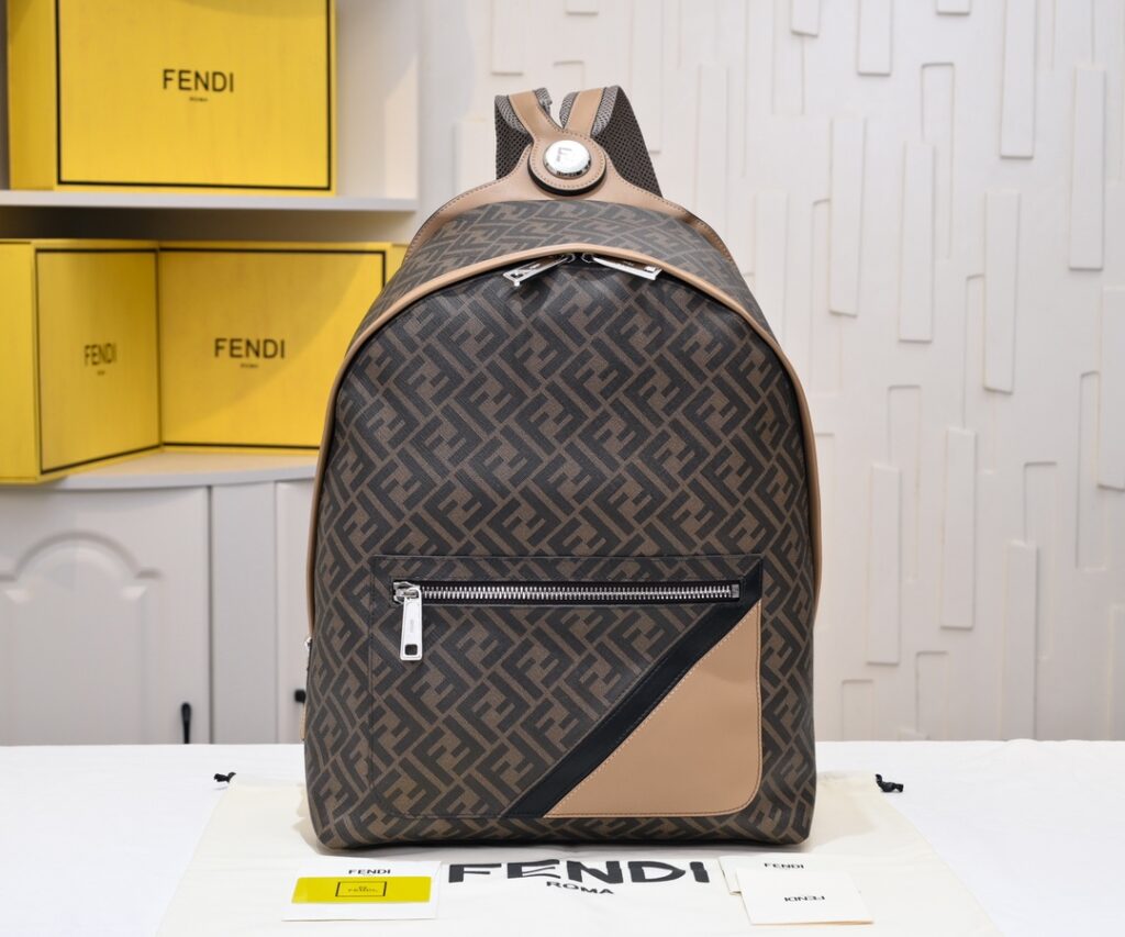 フェンディ「Fendi」2023秋冬 Chiodo バックパック