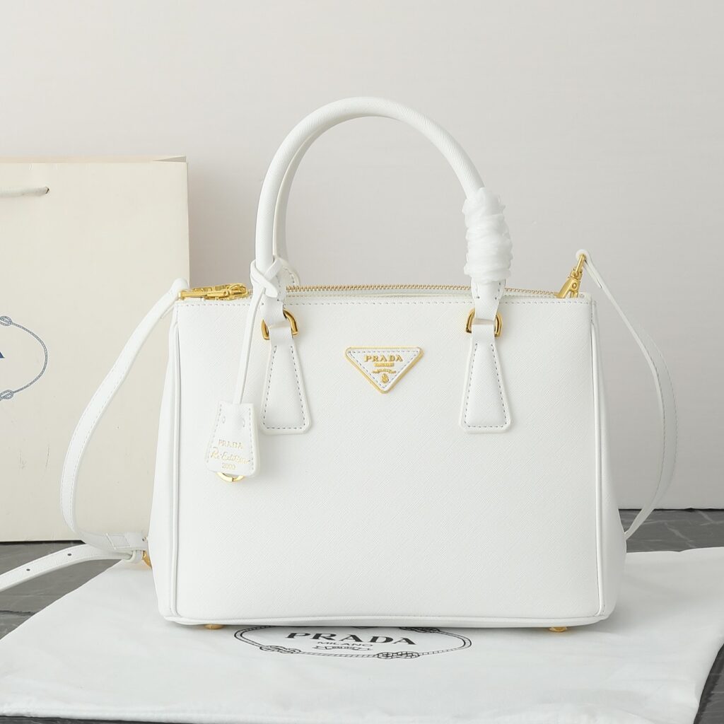 プラダ ガレリア ミディアム ソフトグレインレザー バッグ 「Galleria Bag」