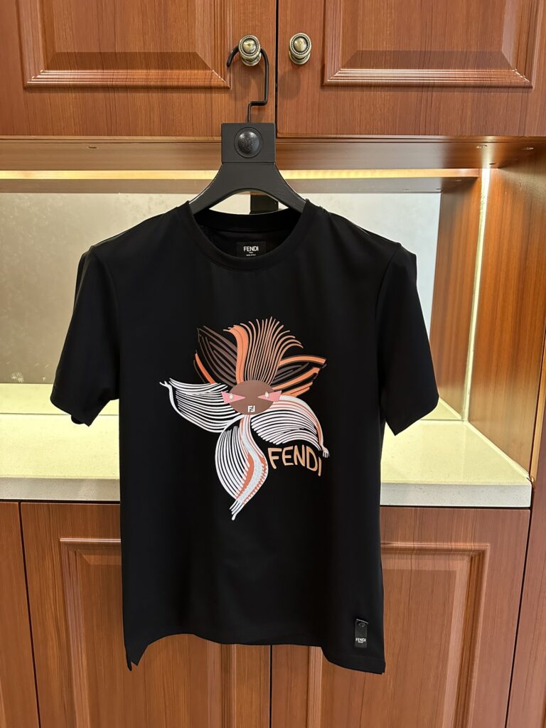 フェンディ Fendi 春夏コレクション シンクロ新作 クルーネックTシャツ