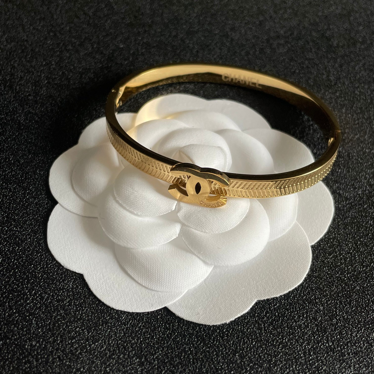 シャネル「Chanel」彫刻Cレターブレスレット ブレスレット