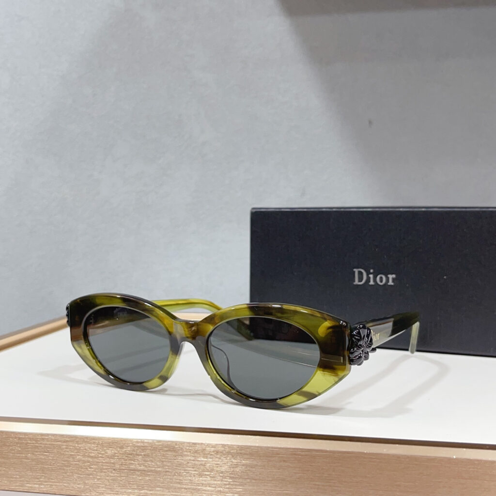 【注目新入荷】Dior フランス仕立てサングラス「ドライブ最適」
