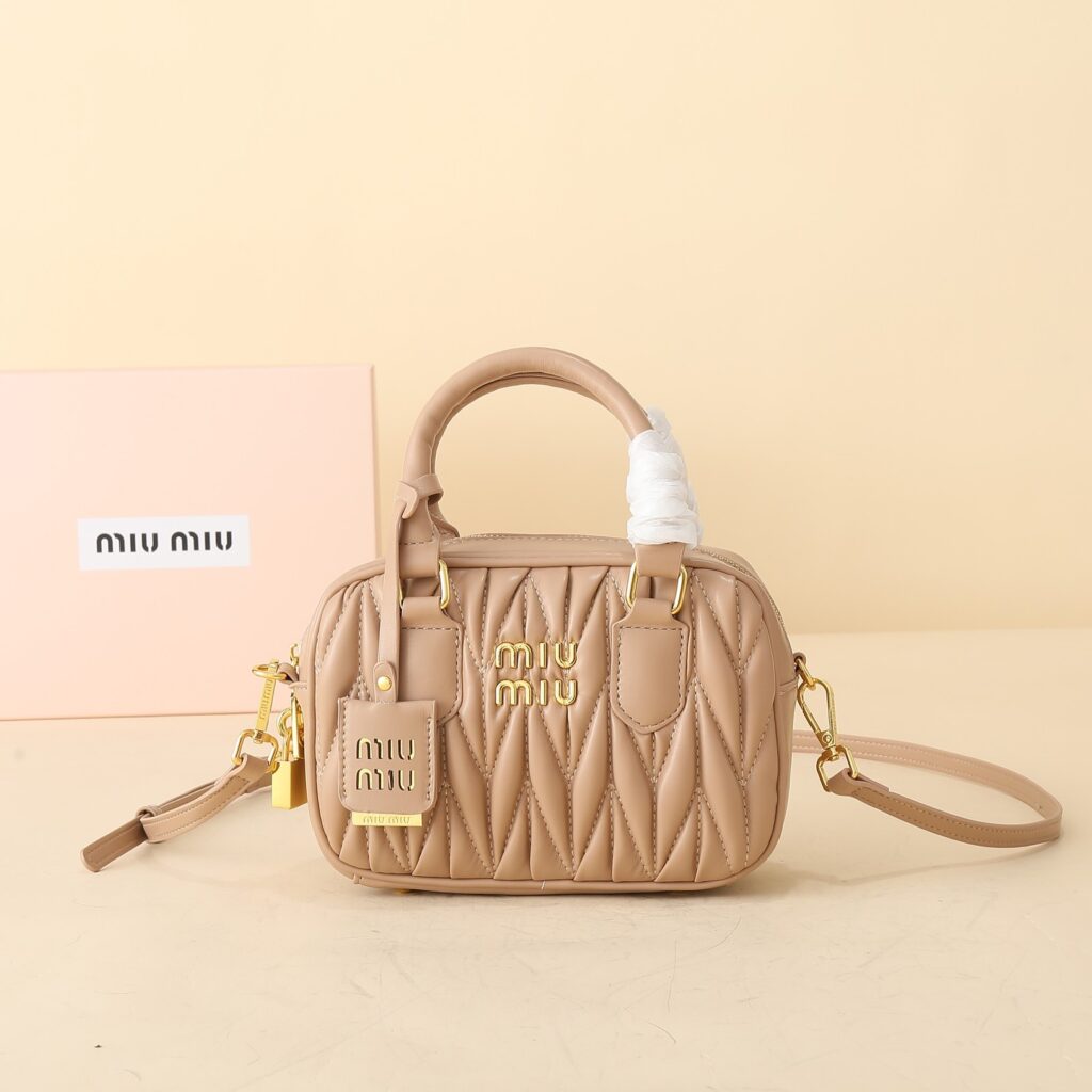 ミュウミュウ アルカディ マテラッセレザー スモールバッグ「Arcadie Bag」