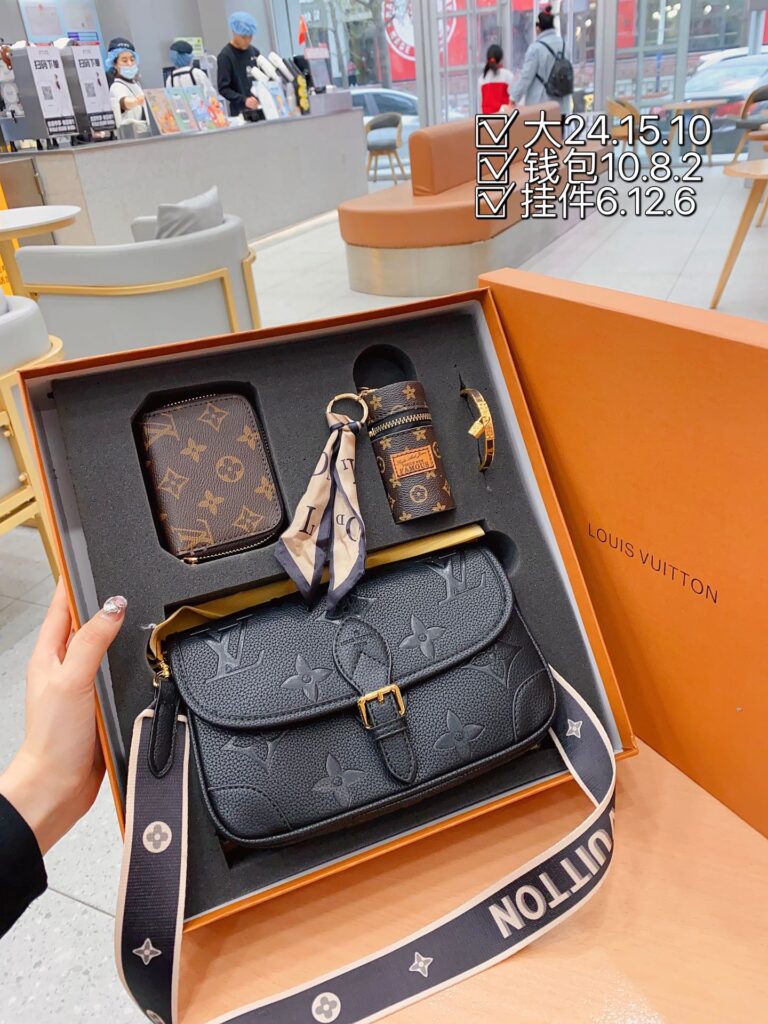 「ルイ・ヴィトン」Louis Vuitton ショルダーバッグ＋財布＋チャーム＋ブレスレット ギフトセット 限定セール 大人気販売中