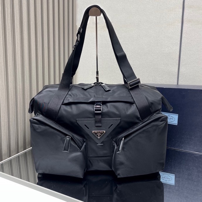 プラダ「Prada」 リジェネレイテッド ナイロン トラベルバッグ