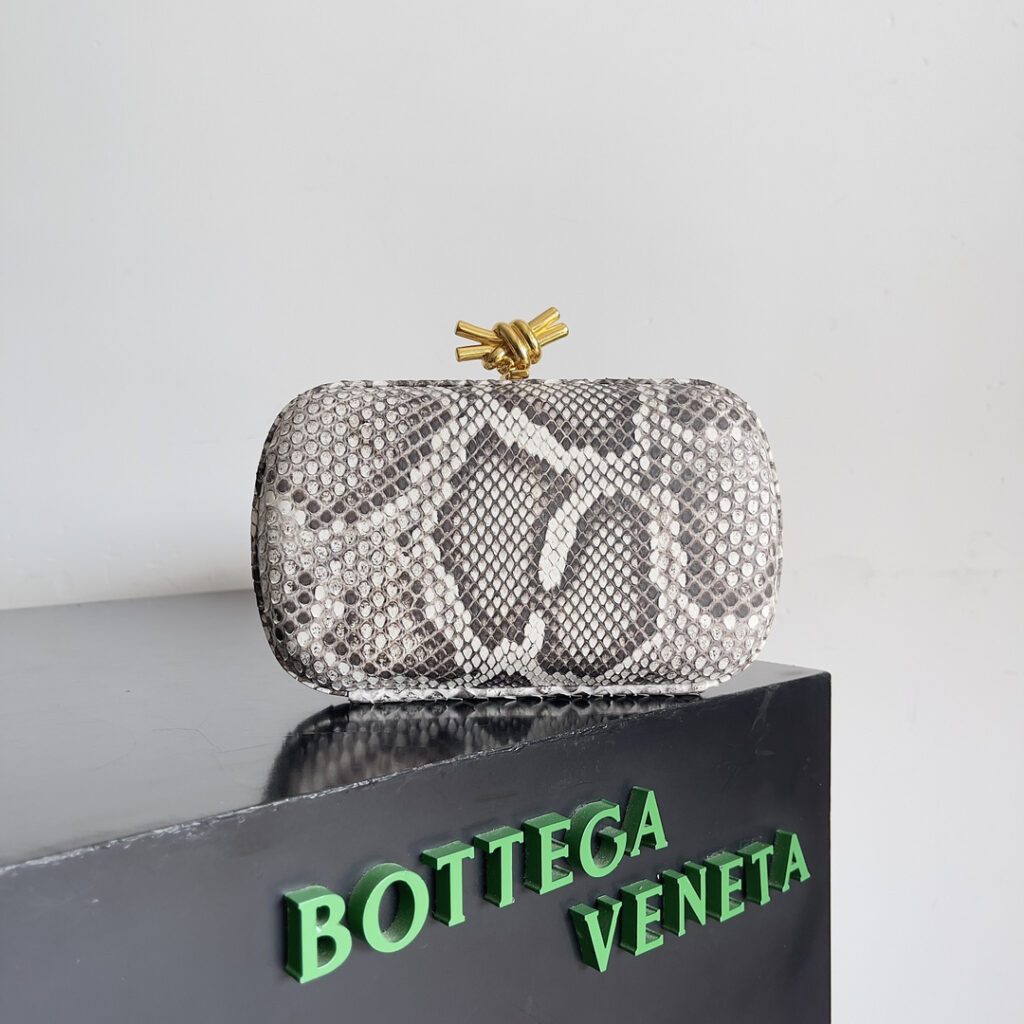 ボッテガ・ヴェネタ「Bottega Veneta」 2024春 パイソンエキゾチックレザーイブニングバッグ