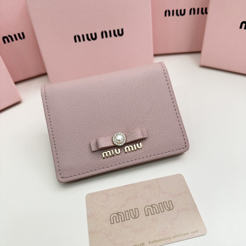 ミュウミュウ「Miu Miu」多機能二つ折りスモールウォレット