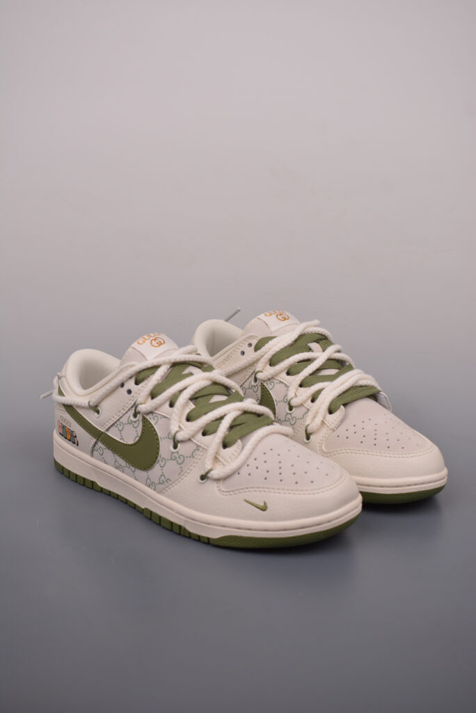 「コラボモデル」Gucci x Nike SB Dunk Low デコンストラクション ドローストリングスニーカー
