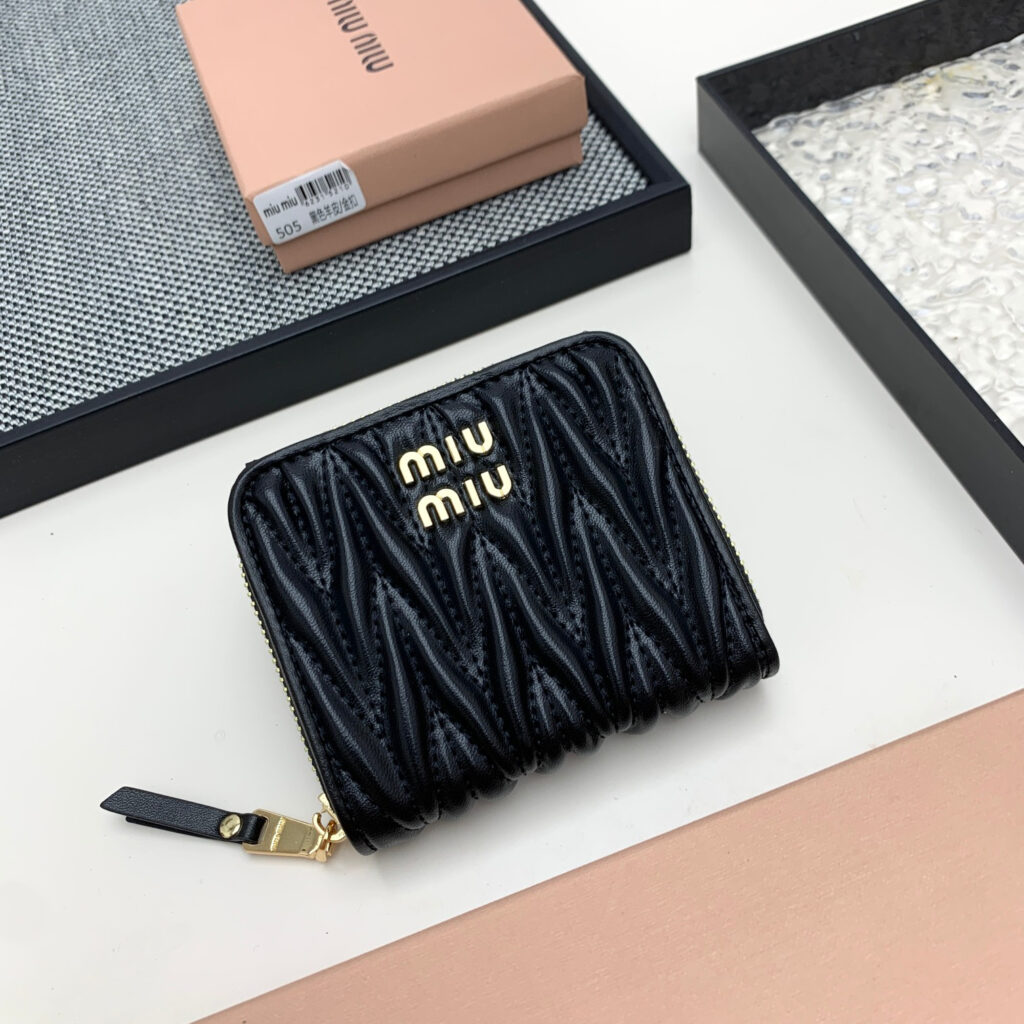 ミュウミュウ「Miu Miu」マテラッセレザー ジップアラウンド財布