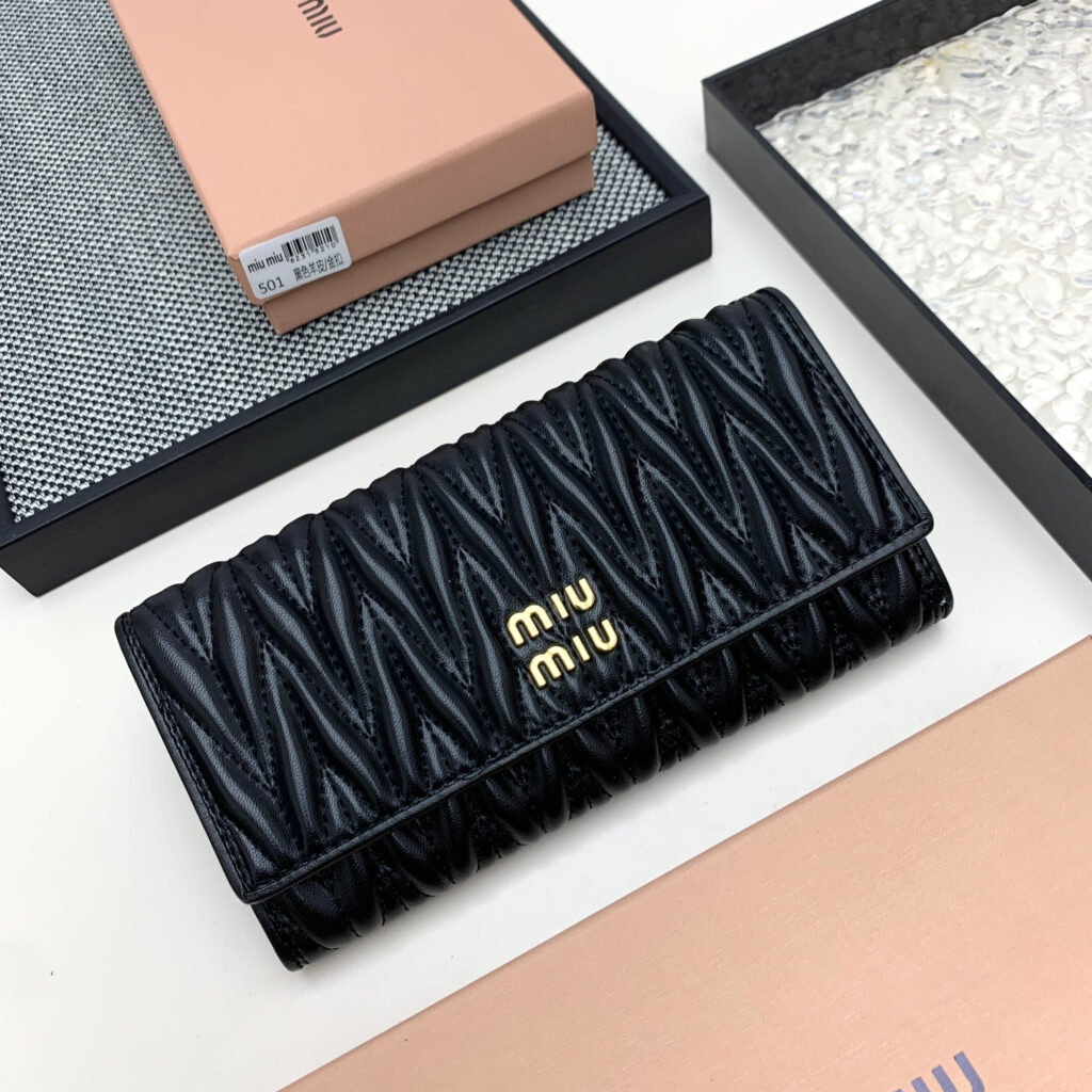 ミュウミュウ ラージ マトラッセ ナッパレザー ウォレット「Matelassé Wallet」