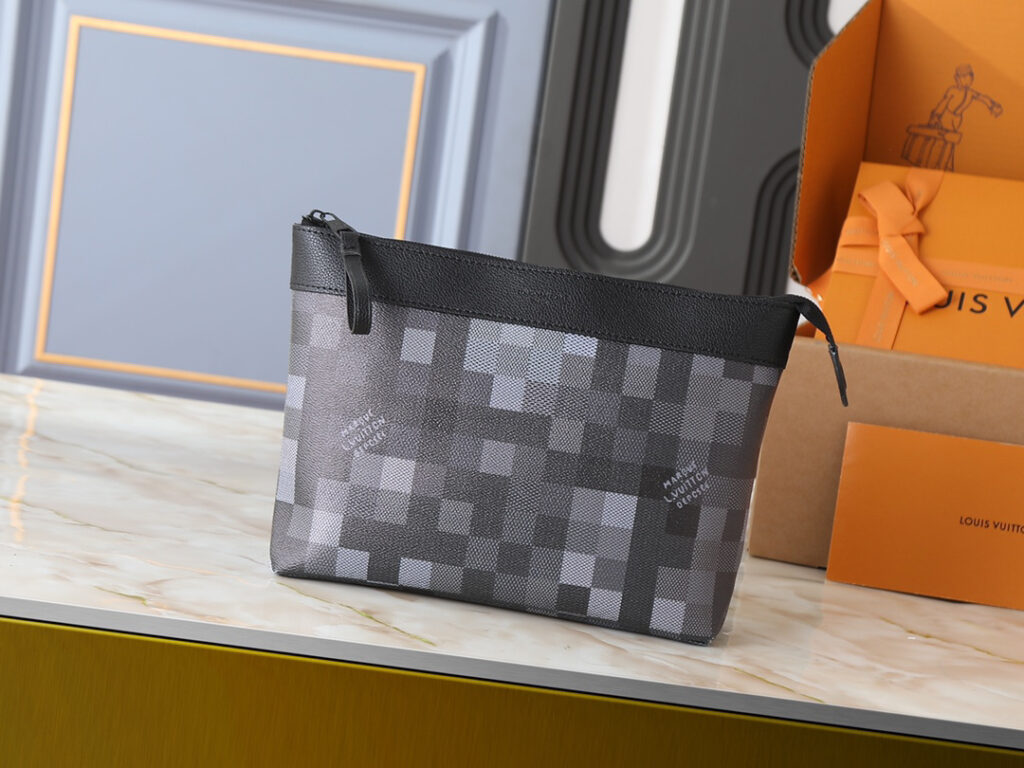 ルイ・ヴィトン「Louis Vuitton」ポシェット･ヴォワヤージュ スープル