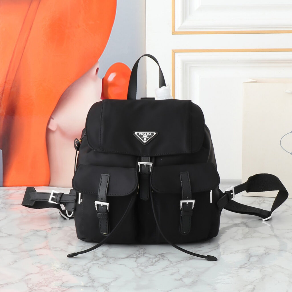 プラダ「Prada」トライアングルロゴ 大容量バックパック