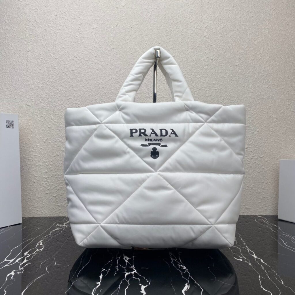 プラダ「Prada」Re-Nylon トートバッグ ラージトート