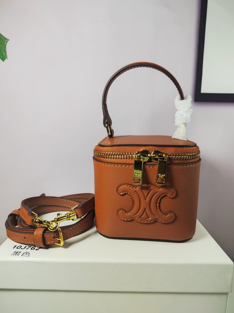 セリーヌ「Celine」リオンフ ミニ スムースレザー コスメティックポーチ