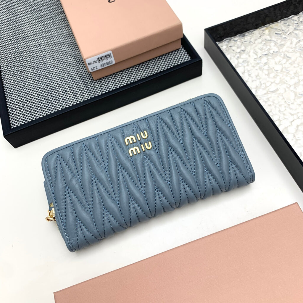 ミュウミュウ ラージ マトラッセ ナッパレザー ウォレット「Matelassé Wallet」