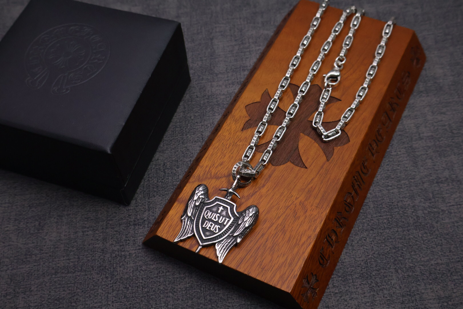 クロムハーツ「Chrome Hearts」のクラシックネックレス - 日常に上品なアクセントを添えるユニセックスモデル