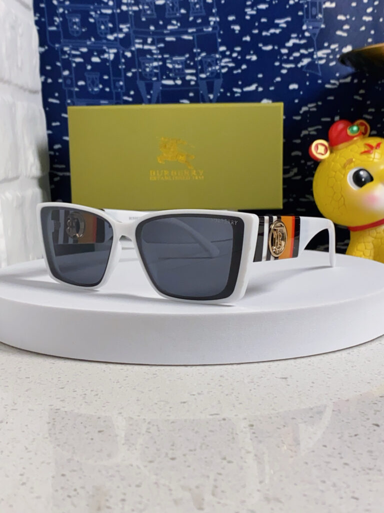 【店頭新登場】Burberry ブリティッシュデザインサングラス「アウトドア適合」