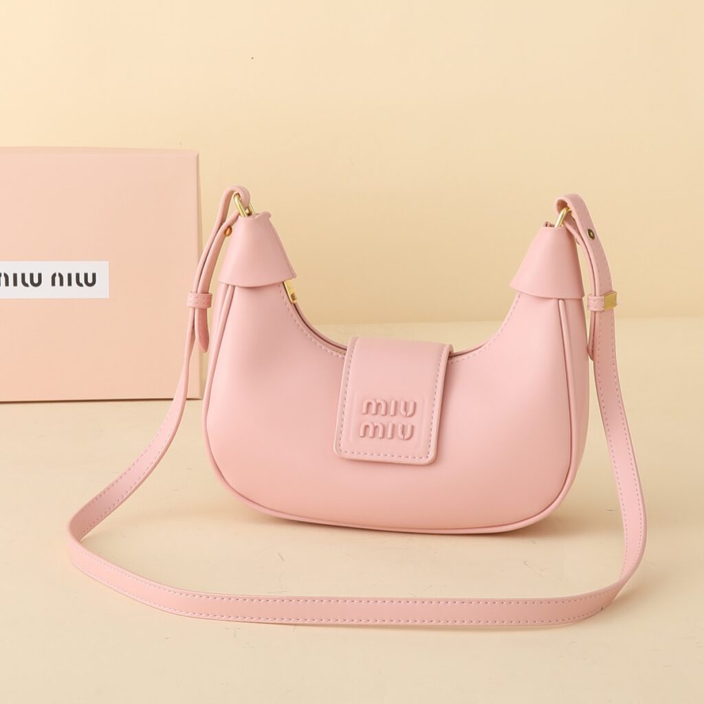 ミュウミュウ アバンチュール 三日月 レザーバッグ「Aventure Bag」
