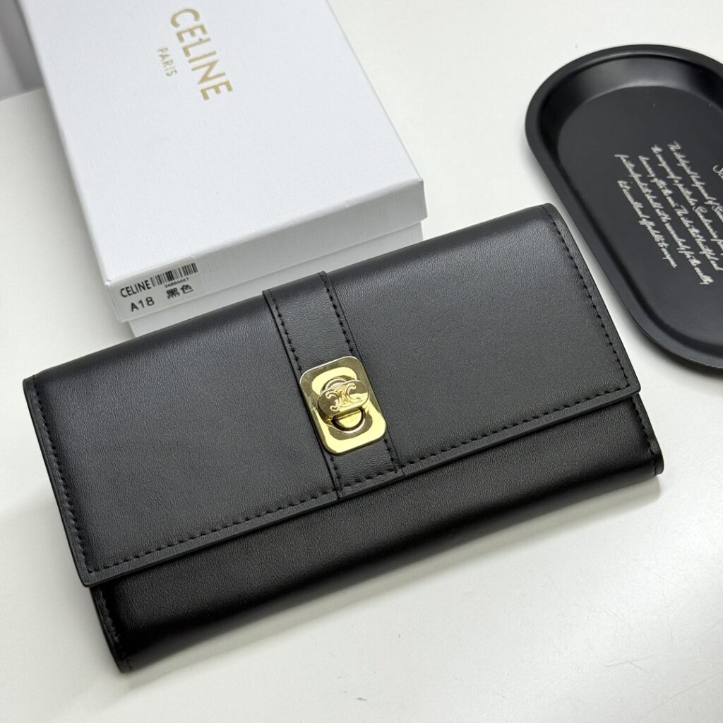 セリーヌ「Celine」TRIOMPHE CUIR ラージジップウォレット